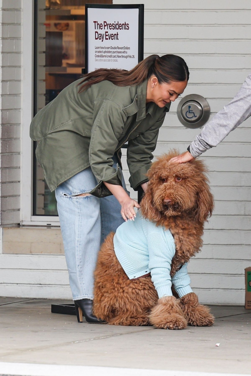 Chrissy Teigen Helping Her Kids Sell Girl Scout Cookies Los Angeles, February 2024 5