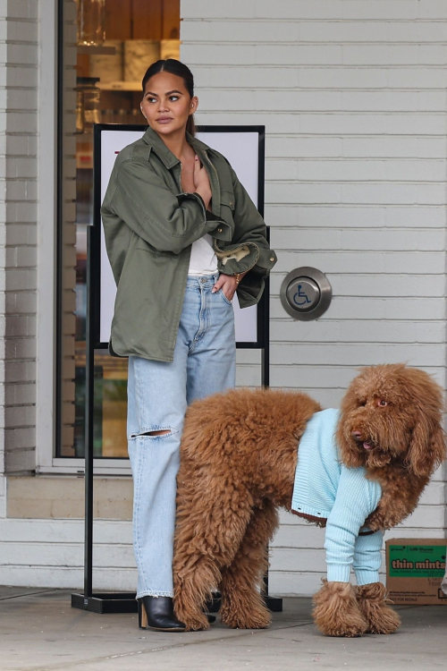 Chrissy Teigen Helping Her Kids Sell Girl Scout Cookies Los Angeles, February 2024 6