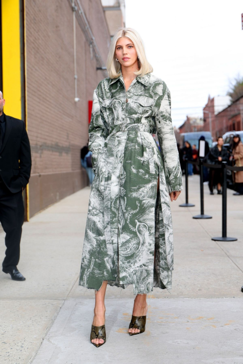 Devon Windsor Arrives at Jason Wu Fashion Show in New York, February 2024 4