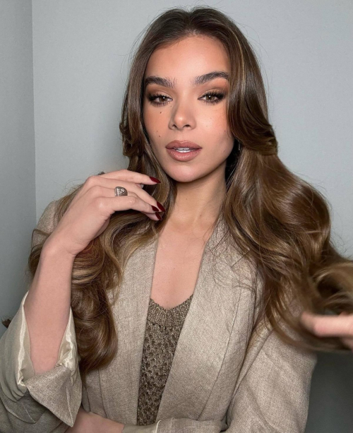 Hailee Steinfeld at Lumiere Awards Photoshoot, February 2024 2