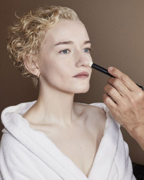 Julia Garner Gucci Glass Skin at Milan Fashion Week, February 2024 3