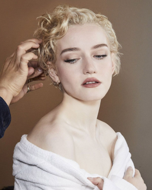 Julia Garner Gucci Glass Skin at Milan Fashion Week, February 2024 4