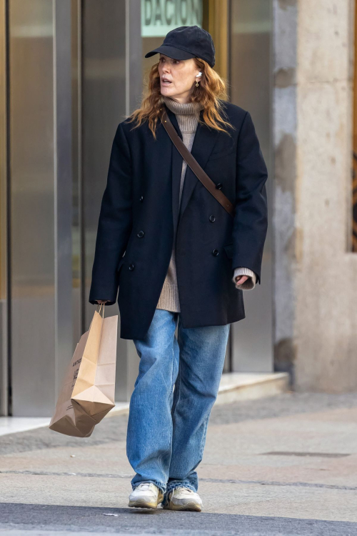 Julianne Moore Out Shopping in Madrid, February 2024 3