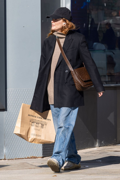 Julianne Moore Out Shopping in Madrid, February 2024 6