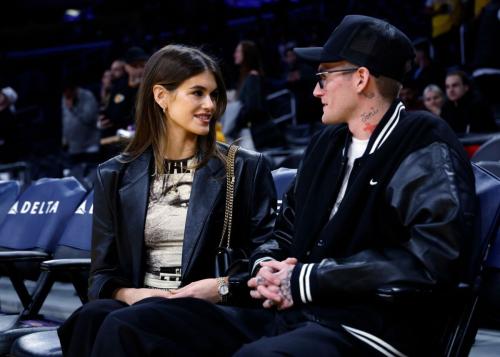 Kaia and Presley Gerber at LA Lakers Game, February 2024 2