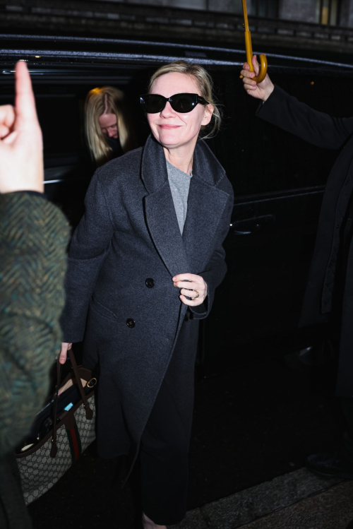 Kirsten Dunst Arrives at Gucci Show at Milan Fashion Week, February 2024 1