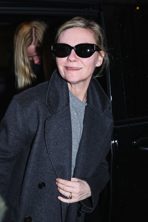 Kirsten Dunst Arrives at Gucci Show at Milan Fashion Week, February 2024 3