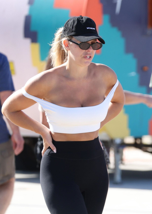 Natasha Oakley Out for Morning Walk at Bondi Beach, February 2024 2