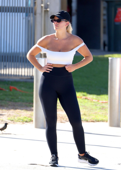 Natasha Oakley Out for Morning Walk at Bondi Beach, February 2024 3