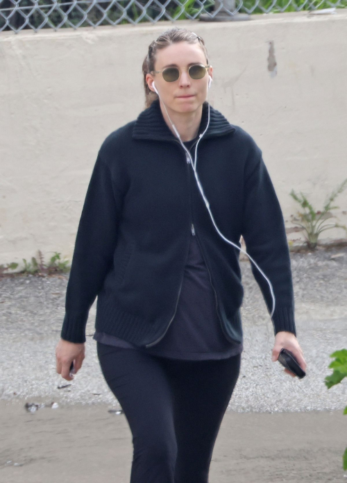 Pregnant Rooney Mara Out in Hollywood, February 2024 6