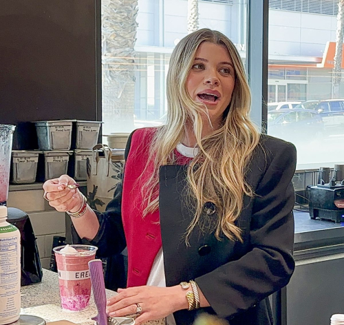 Pregnant Sofia Richie Unveils Smoothie Collab, February 2024 2