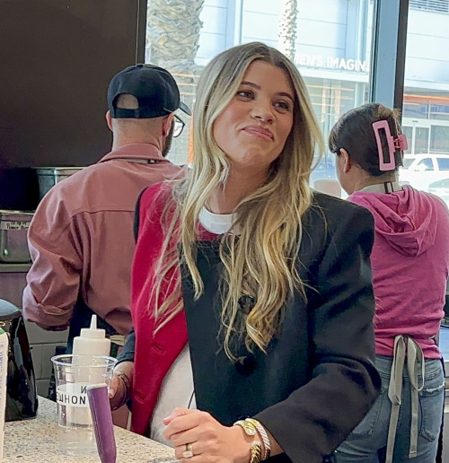 Pregnant Sofia Richie Unveils Smoothie Collab, February 2024 5