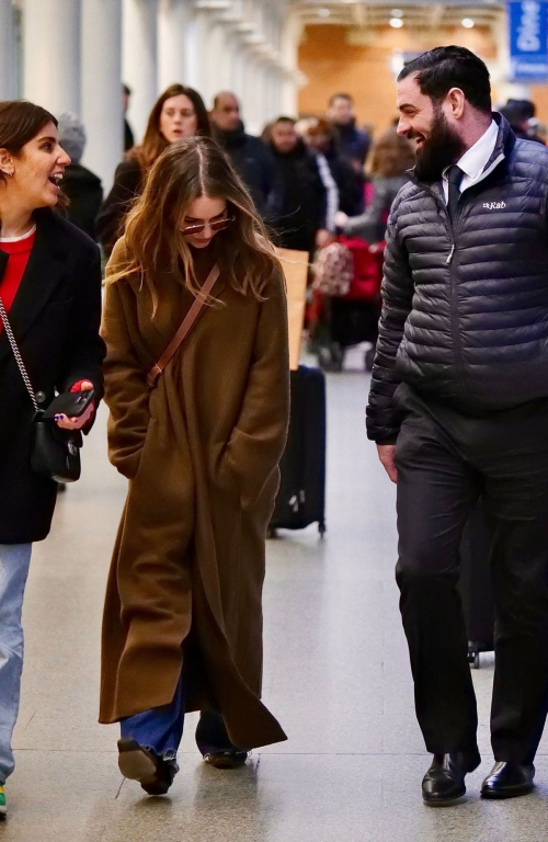 Emilia Clarke Arrives at Eurostar King’s Cross Station in London, March 2024 3