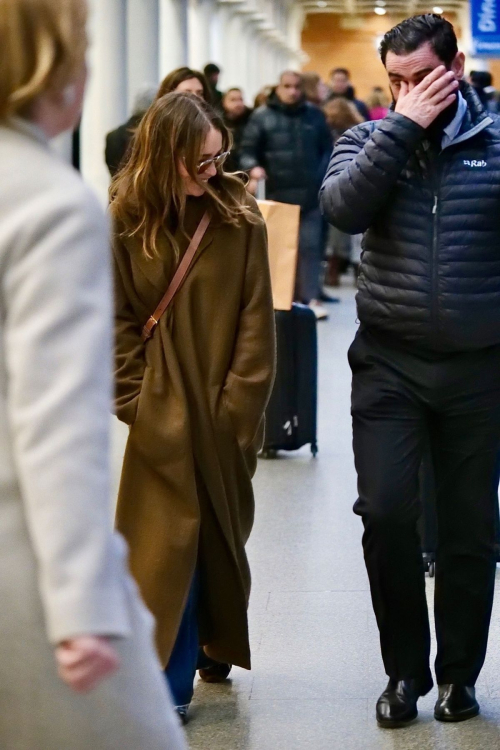 Emilia Clarke Arrives at Eurostar King’s Cross Station in London, March 2024 4