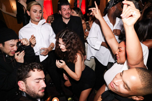 Emily Ratajkowski at Carlos Nazario’s Birthday Party Paris, February 2024 1