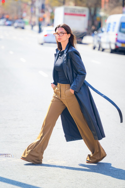 Emily Ratajkowski Out and About Running Errands in New York, March 2024 5