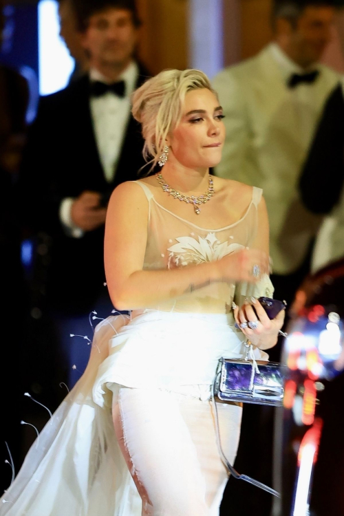 Florence Pugh Leaves Vanity Fair Oscar Party, March 2024 2