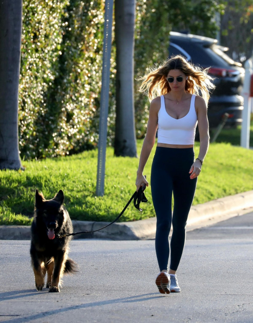 Gisele Bundchen Out for a Dog Walk in Miami, March 2024 5