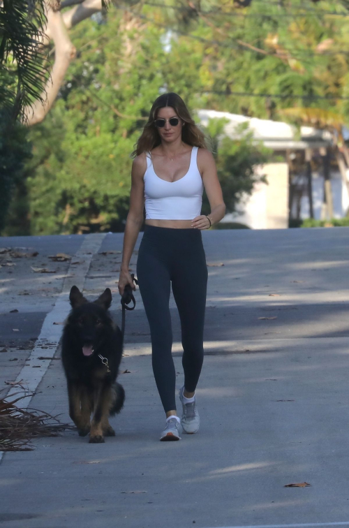 Gisele Bundchen Out for a Dog Walk in Miami, March 2024 6