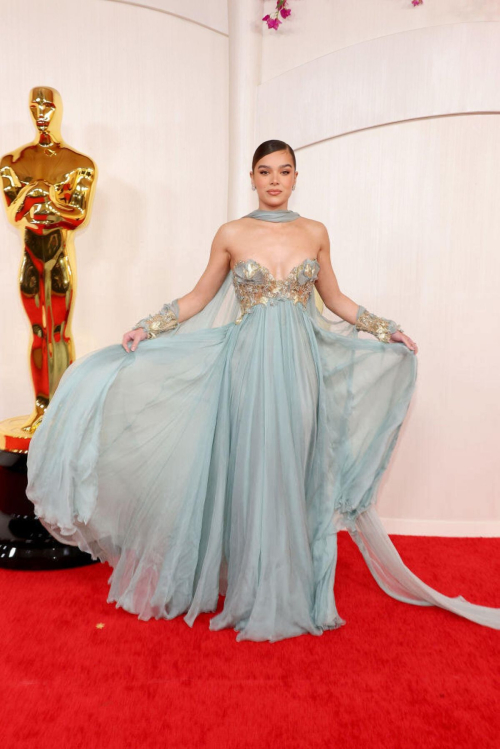 Hailee Steinfeld at 96th Annual Academy Awards in Los Angeles, March 2024 9