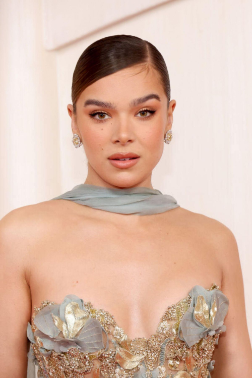 Hailee Steinfeld at 96th Annual Academy Awards in Los Angeles, March 2024 8