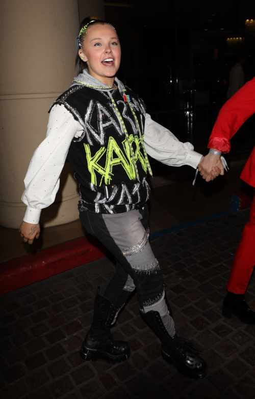 Jojo Siwa Arrives at GLAAD Media Awards in Beverly Hills, March 2024 1