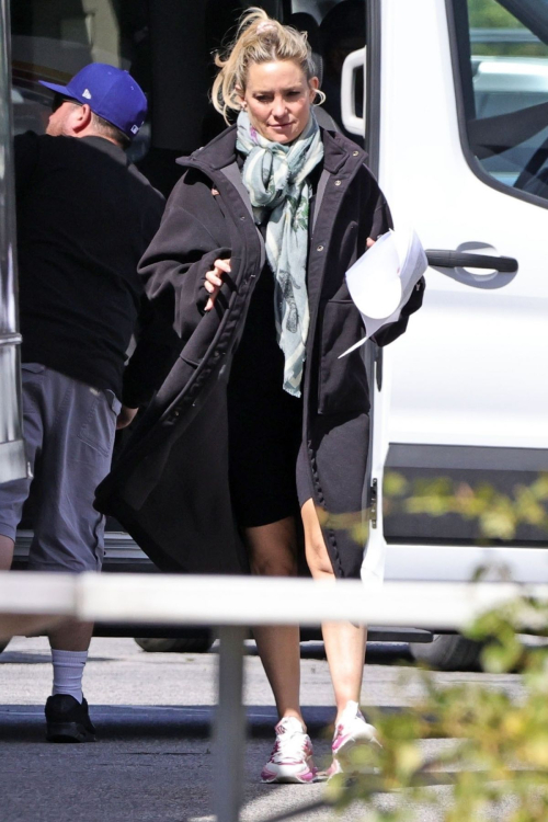 Kate Hudson Arrives on the Set of Mindy Kaling