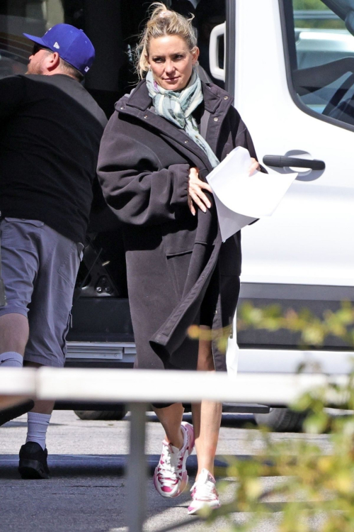 Kate Hudson Arrives on the Set of Mindy Kaling