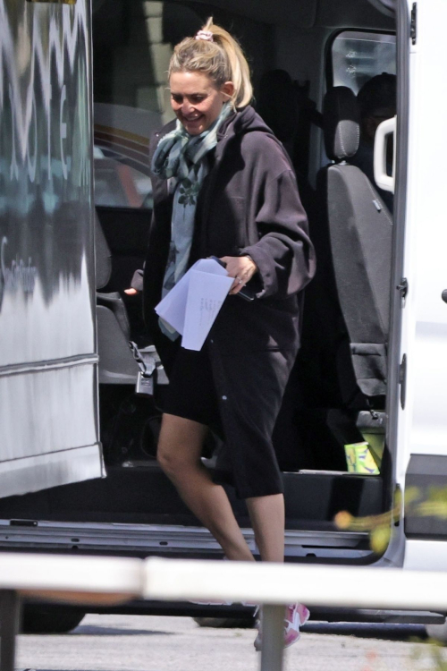 Kate Hudson Arrives on the Set of Mindy Kaling