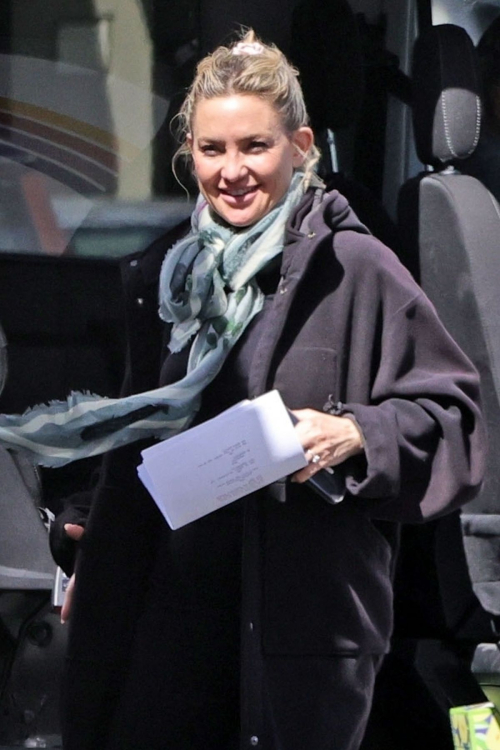 Kate Hudson Arrives on the Set of Mindy Kaling