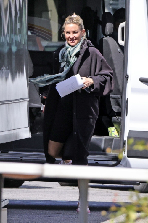 Kate Hudson Arrives on the Set of Mindy Kaling