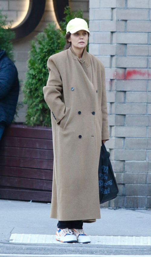 Katie Holmes Makeup-free Out in New York, March 2024 4