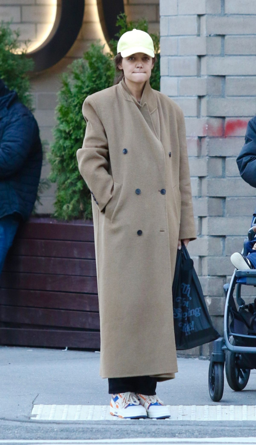 Katie Holmes Makeup-free Out in New York, March 2024 6