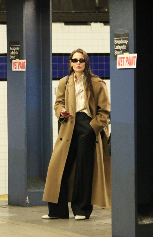 Katie Holmes Waiting for an Uptown Train in New York, March 2024 1