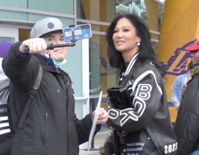 Kimora Lee Simmons Greets Fans at Lakers Game Los Angeles, March 2024