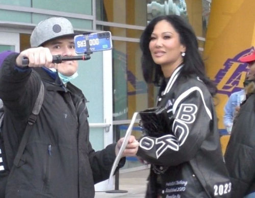 Kimora Lee Simmons Greets Fans at Lakers Game Los Angeles, March 2024 4