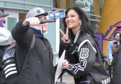 Kimora Lee Simmons Greets Fans at Lakers Game Los Angeles, March 2024 5