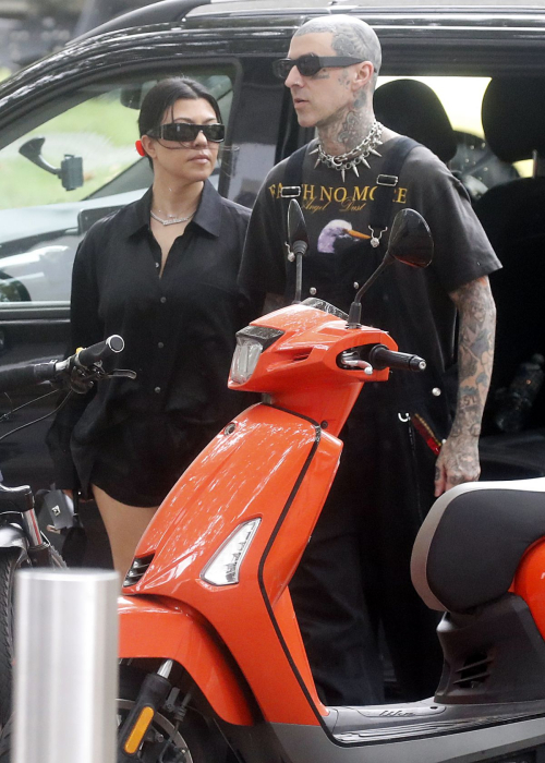 Kourtney Kardashian and Travis Barker at Cafe Smith Deli Melbourne, February 2024 4