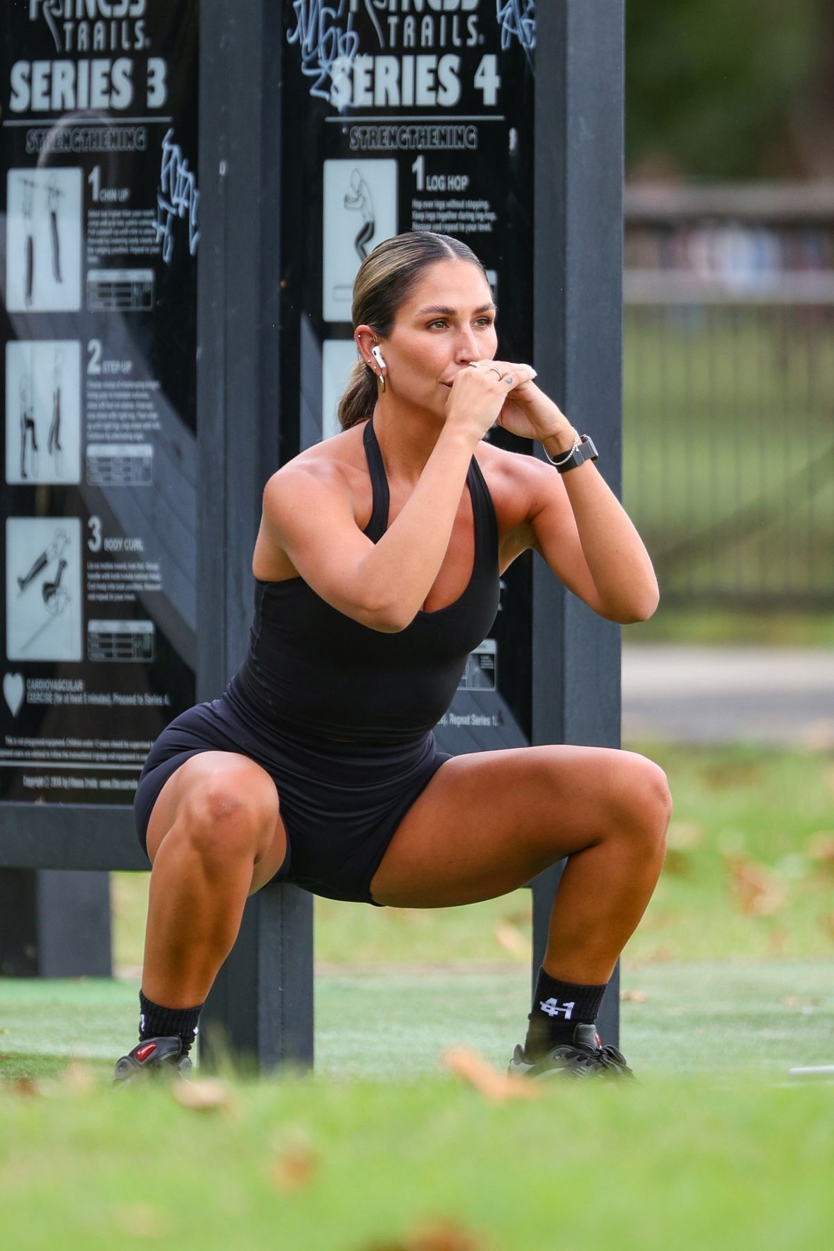 Sara Mesa at an Outdoor Gym Workout in Sydney, March 2024