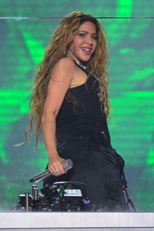 Shakira Performs Live at Time Square in New York 3