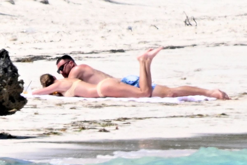 Taylor Swift in Bikini and Travis Kelce at a Beach in Bahamas, March 2024 7