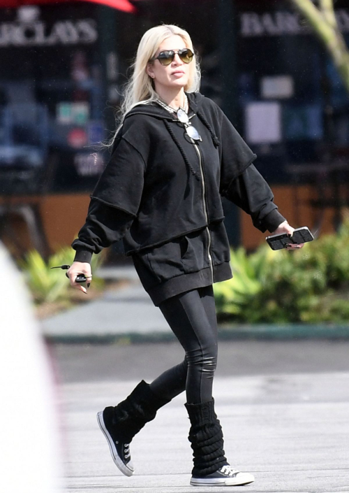 Tori Spelling Leaves All-You-Can-Eat Sushi Lunch at Aiken Sushi in Los Angeles, March 2024 2