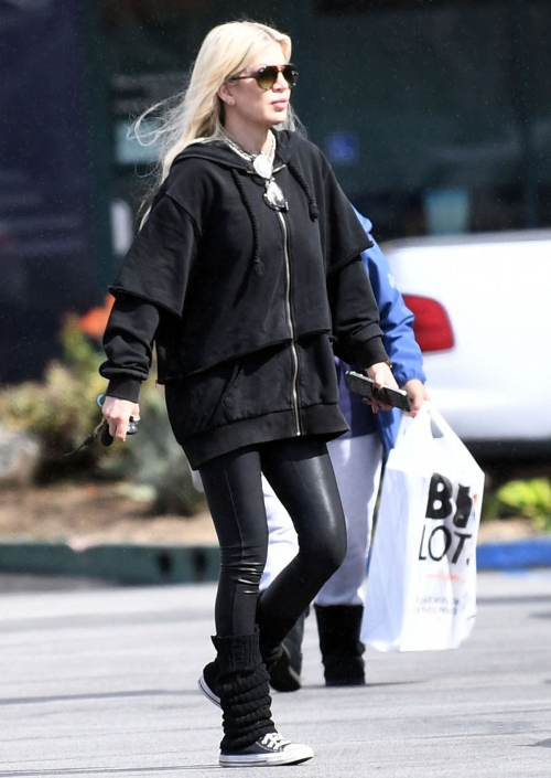 Tori Spelling Leaves All-You-Can-Eat Sushi Lunch at Aiken Sushi in Los Angeles, March 2024 6