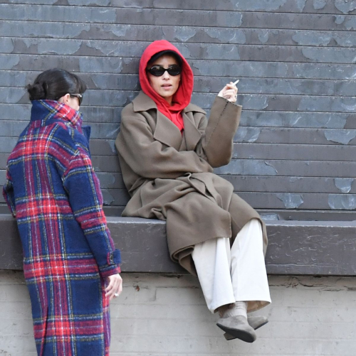 Zoe Kravitz Chatting with Friend on a Loading Dock New York, March 2024