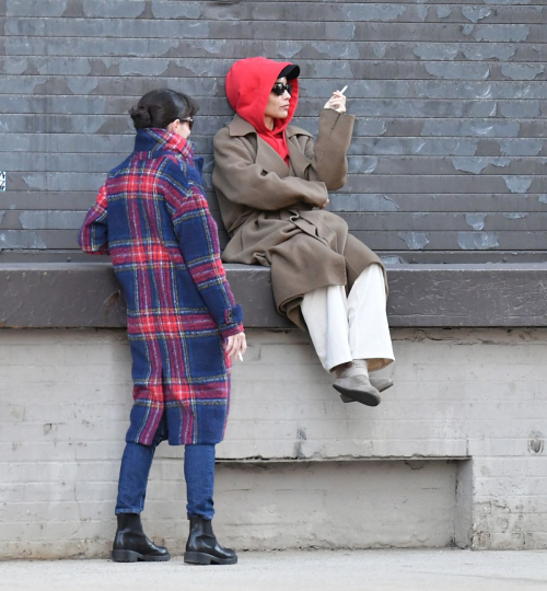 Zoe Kravitz Chatting with Friend on a Loading Dock New York, March 2024 1