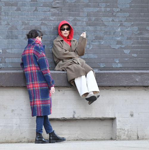 Zoe Kravitz Chatting with Friend on a Loading Dock New York, March 2024 2