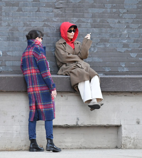 Zoe Kravitz Chatting with Friend on a Loading Dock New York, March 2024 4