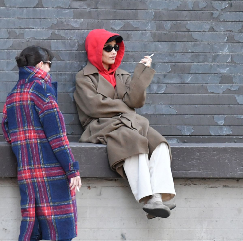 Zoe Kravitz Chatting with Friend on a Loading Dock New York, March 2024 5