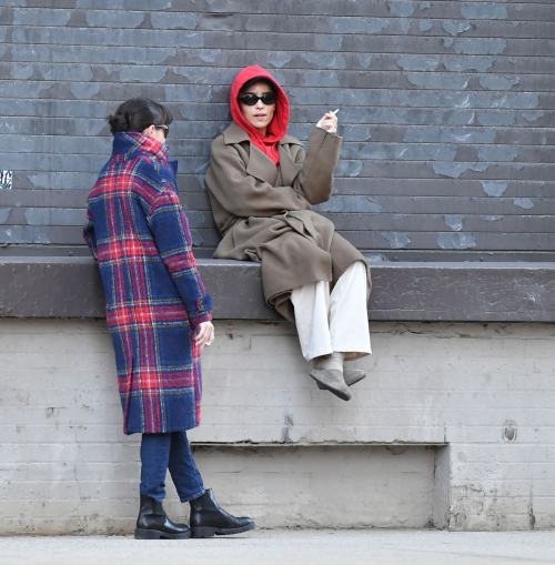 Zoe Kravitz Chatting with Friend on a Loading Dock New York, March 2024 6