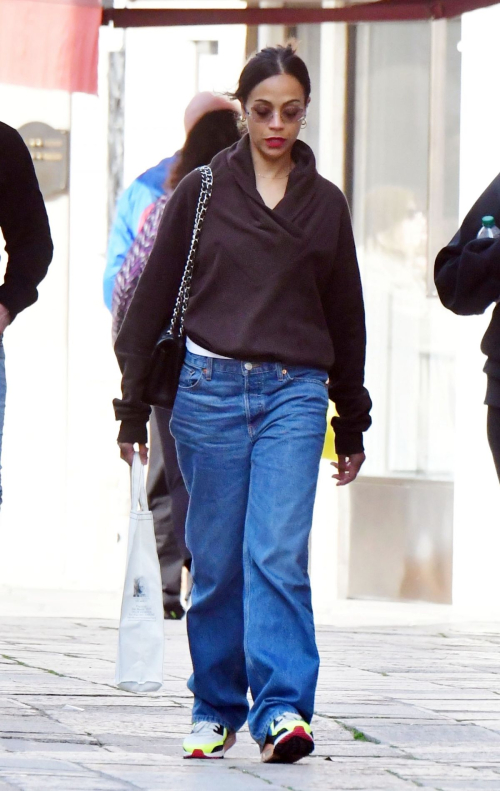 Zoe Saldana Out Shopping in Venice, March 2024 4